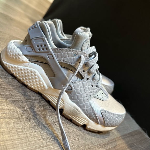 Gray Snakeskin Nike Huaraches - Picture 1 of 1